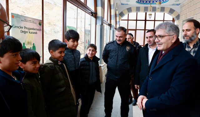 Bingöl Valisi Çelik, Togg makam aracıyla çocukları gezdirdi