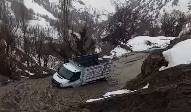 Bitlis’te heyelan nedeniyle 4 köy yolu ulaşıma kapandı