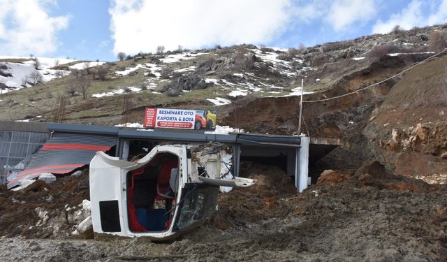 Bitlis’te toprak kaydı, erken tahliye faciayı önledi