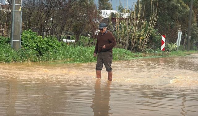 Yollar trafiğe kapandı, iş yerlerini su bastı