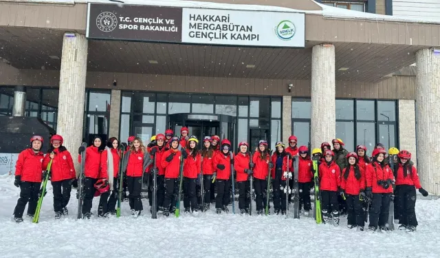 Batmanlı gençlerin Hakkari’de kayak keyfi