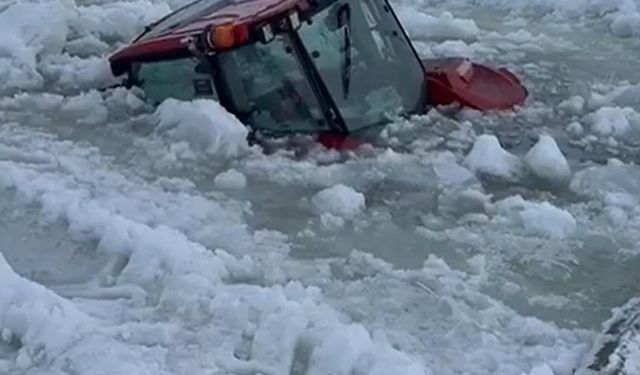 Çıldır Gölü’nde buz eridi, traktör göle battı