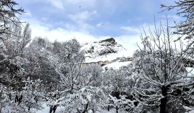Hakkari’de kar yağışı sonrası kartpostallık manzaralar
