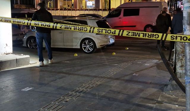 Silahlı kavgada 1’i yoldan geçen 2 kişi yaralandı