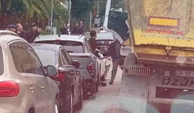 Güngören'de kaza yapan sürücülerin bıçaklı kavgası kamerada