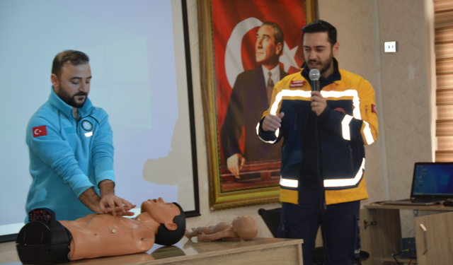 Öğrencilere ilk yardım eğitimi verildi
