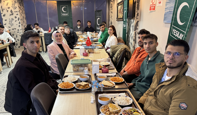 Hakkari'de Yeşilay gönüllüleri iftarda buluştu