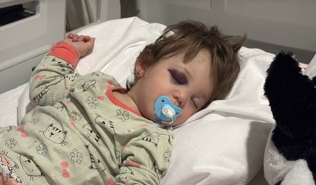 Kucağındaki 14 aylık bebeğiyle darbedildi