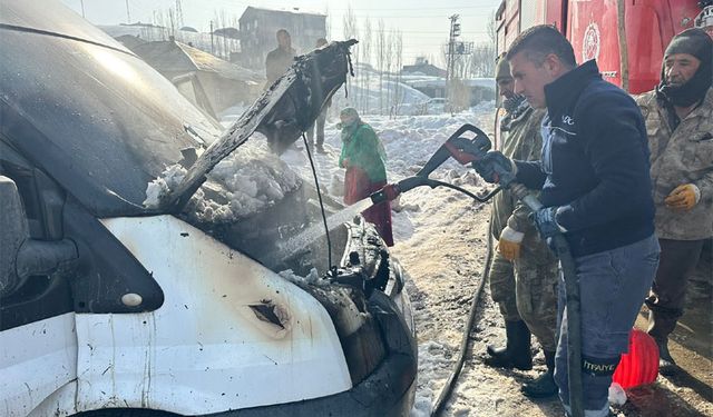 Hakkari'de bir minibüs alev aldı