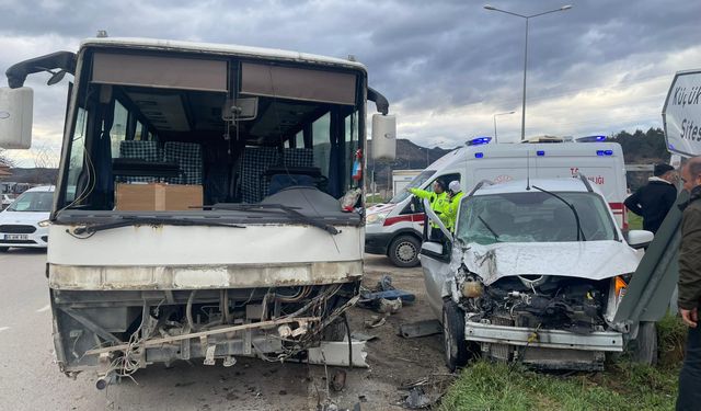 Hafif ticari araç ile midibüs çarpıştı: 6 yaralı