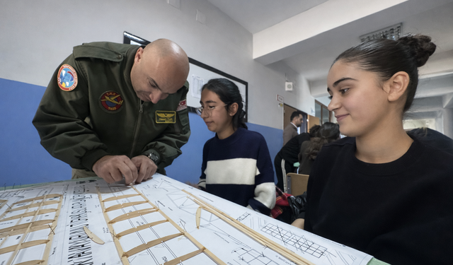 Hakkari’de öğrenciler model uçakla havacılığa adım atıyor