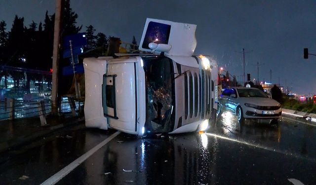 Kaza sonrası yardıma koştu, otomobil çarptı