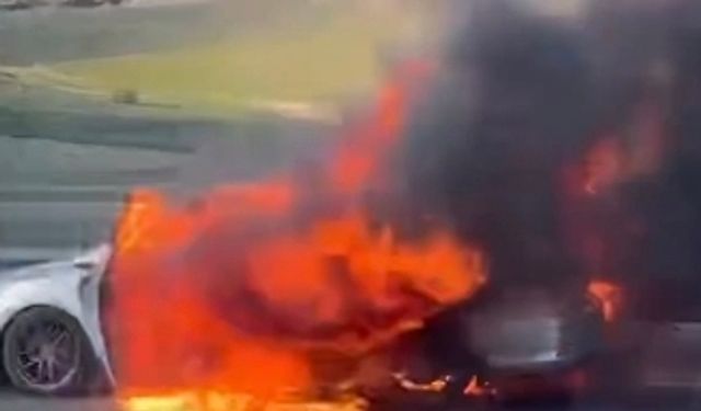 Seyir halindeki otomobil alev alev yandı