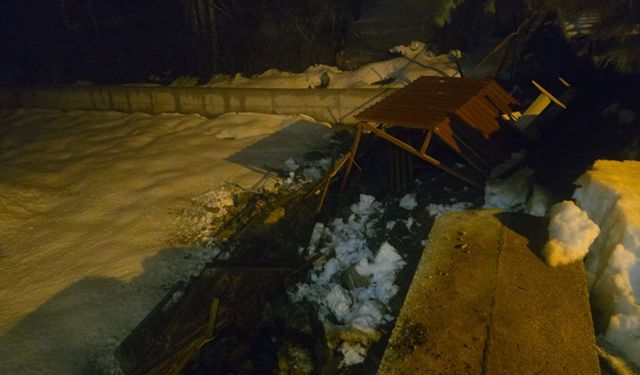 Hakkari'de istinat duvarı çöktü