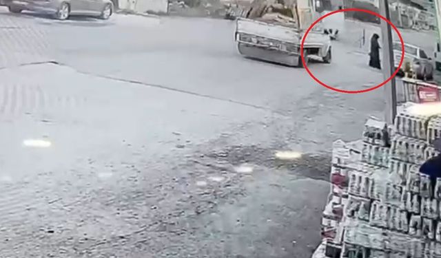 Kamyonetin kasasının açılan kapağı, yayaya çarptı