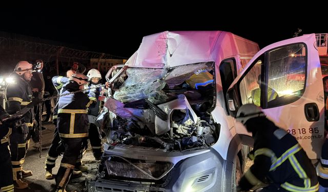 Kamyonet park halindeki TIR’a çarptı