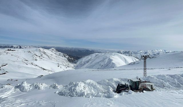 Kardan kapanan askeri üs bölge yolları açıldı