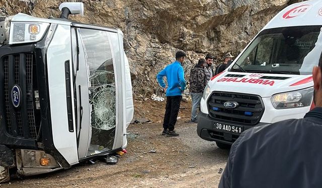 Hakkari’de Midibüs devrildi: 4 yaralı