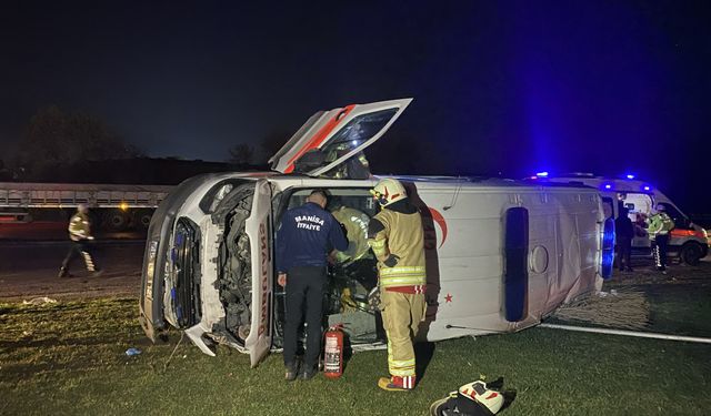 Otomobille çarpışan ambulans devrildi: 5 yaralı