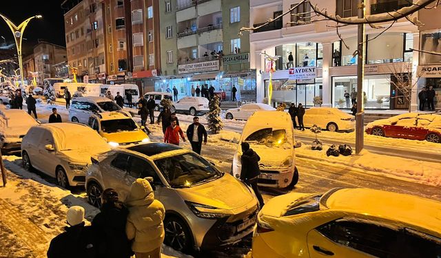 Hakkari’de gizli buzlanma trafiği felç etti
