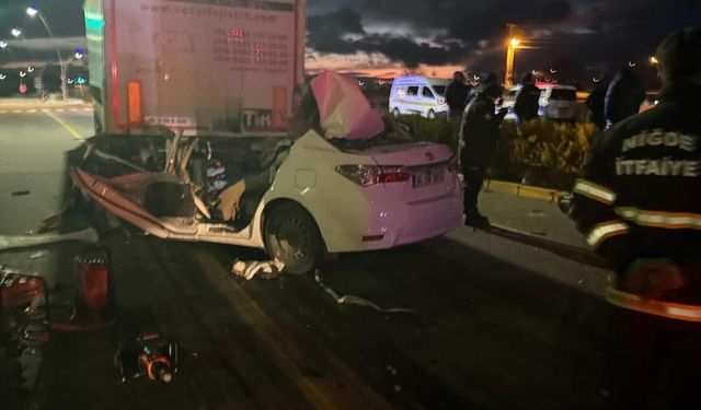 TIR’a arkadan çarpan otomobilin sürücüsü öldü