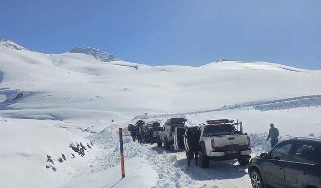 Off-road ekibi kışın ortasında kaplıcada yüzdü