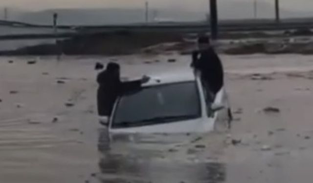 Cizre’de sağanak yağış sonrası yollarda araçlar mahsur kaldı