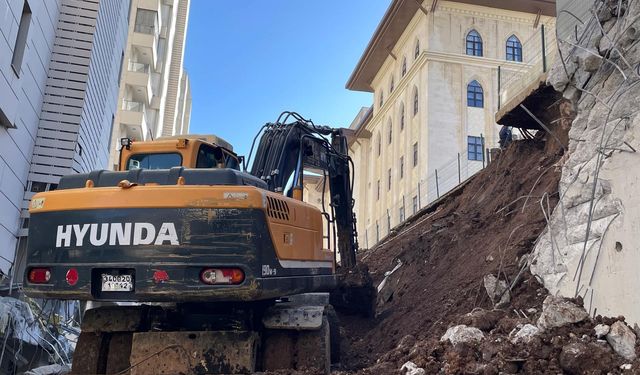 İstinat duvarı çöktü; 4 daire hasar gördü