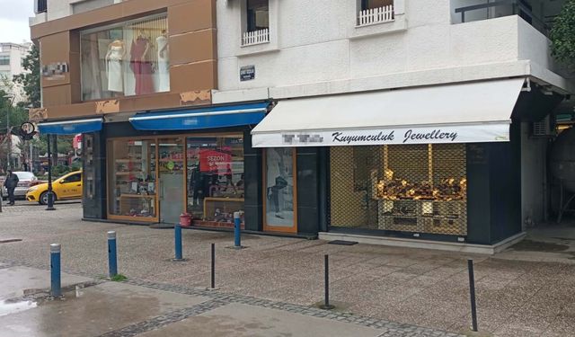 Son anda kapıyı kapatan kuyumcu, soygunu önledi