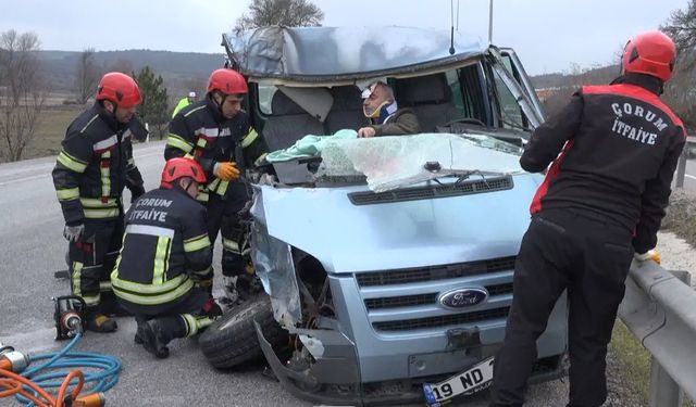 TIR'a çarpan minibüsün sürücüsü, araçtan güçlükle çıkarıldı