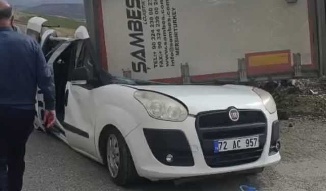 TIR'ın dorsesi, radar aracının üzerine devrildi