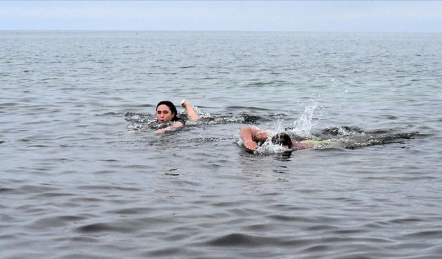 Van Gölü’nde dondurucu soğukta kulaç attılar