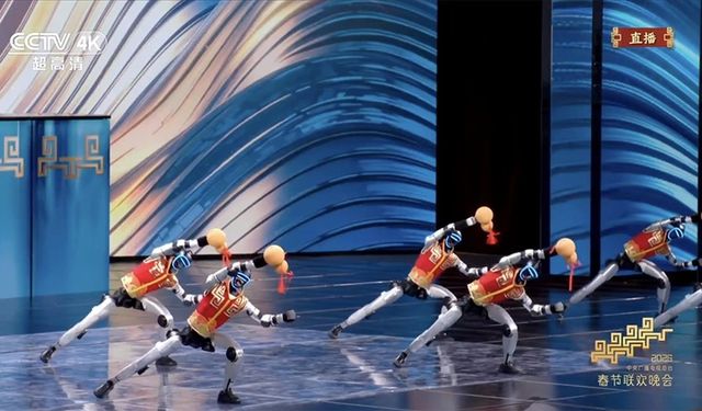 İnsansı robotlardan Bahar Bayramı’nda kungfu gösterisi