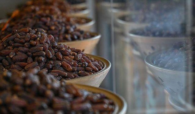 Ramazan ayının gözdesi hurma tezgahlardaki yerini aldı