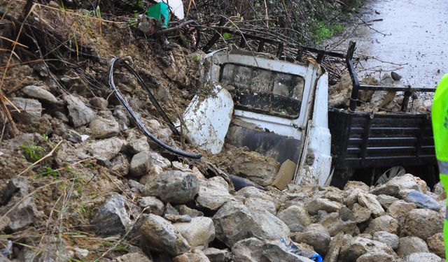 Üzerine istinat duvarı çöken kamyonetinde hayatını kaybetti