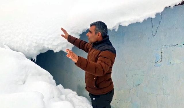 Van’da kar yolları kapattı, kırsalda evler kara gömüldü