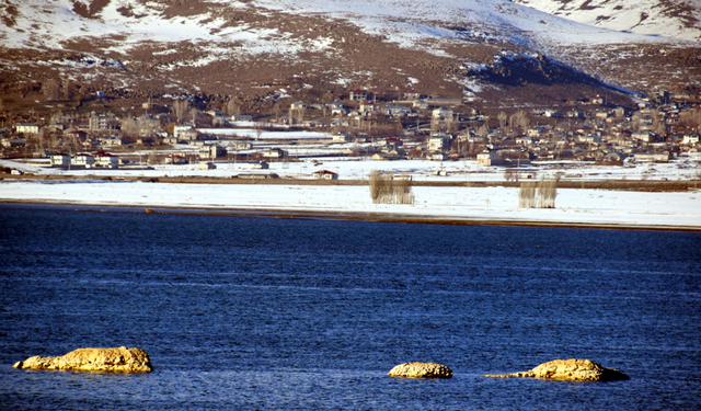 Van Gölü'nde geri çekilme ile birlikte adacıklar oluştu