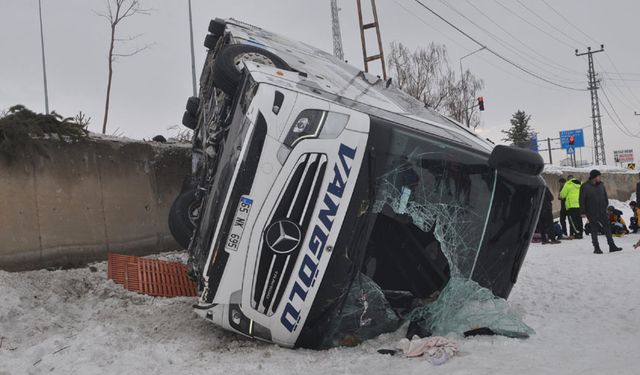 Ağrı'da yolcu otobüsünün devrildi: 16 kişi yaralandı