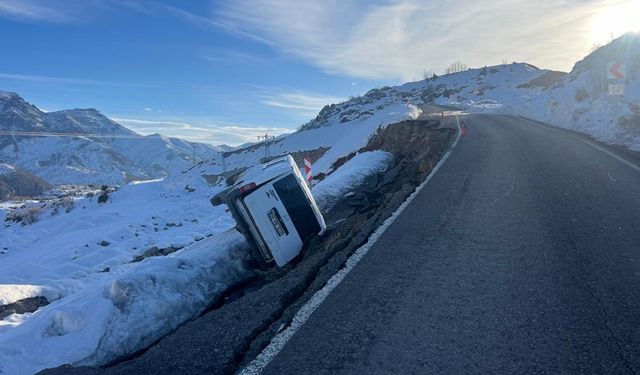 Çukurca'da  ticari araç devrildi: 1 yaralı