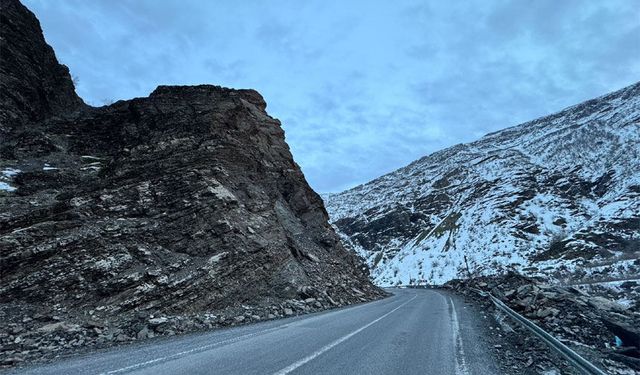 Parlak, Hakkari'de tehlike saçan yollara dikkat çekti