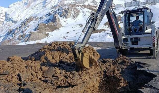 Hakkari’de çöken yola belediye müdahale etti