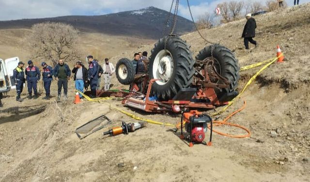 Devrilen traktörün altında kalarak hayatını kaybetti