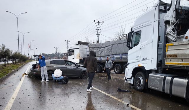 Otomobil, aydınlatma direğine ve TIR'a çarptı: 2 yaralı