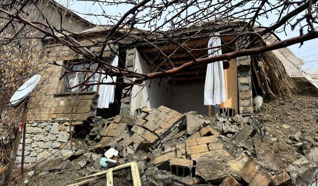 Hakkari’de aşırı yağışlardan dolayı bir ev yıkıldı