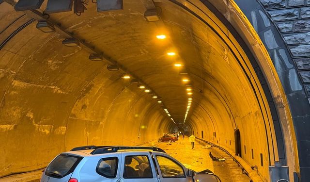 Tünel girişinde iki otomobil çarpıştı: 7 yaralı