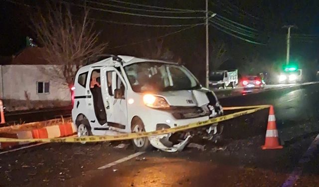 Hafif ticari araç elektrik direğine çarptı: 1 ölü, 1 yaralı