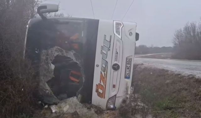 Polisleri taşıyan midibüs devrildi: 3 polis yaralı