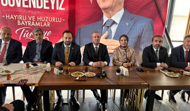 AK Parti Hakkari İl Teşkilatı bayramlaşma programı düzenledi