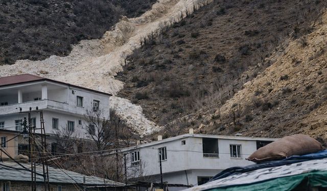 Hakkari sınırında çığ anları kameralarda