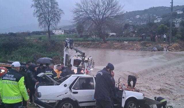 Otomobil sel sularına kapıldı: 1 ölü, 1 yaralı